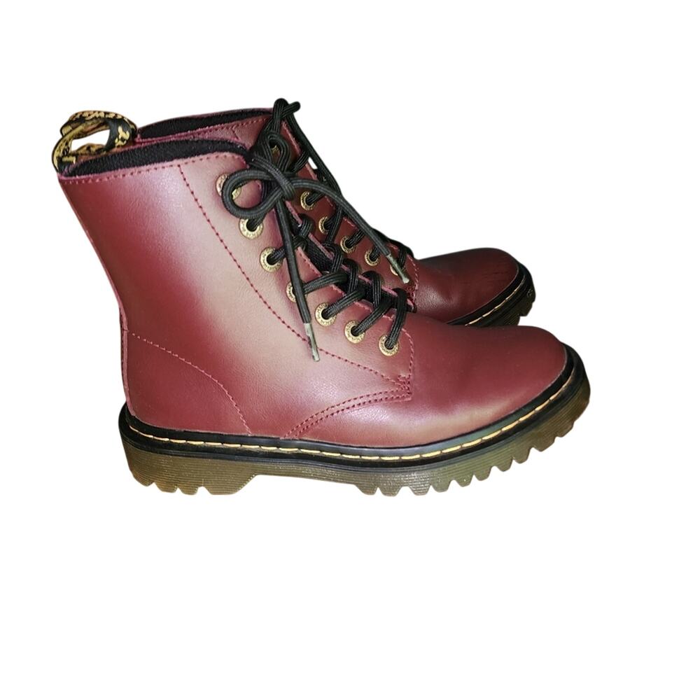DR MARTENS NWOT WOMENS LUG SOLE LEATHER BOOTS